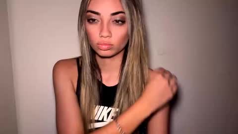 Mia online show from April 16, 11:00 am