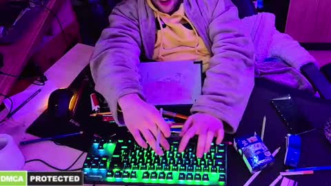 Snapshot of stechistech chatting on December 3, 6:37 am stechistech online show from December 3, 6:37 am