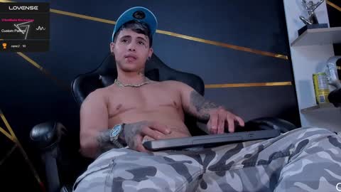 Snapshot of stefan_wonder_ chatting on February 2, 8:51 pm Wonder online show from February 2, 8:51 pm