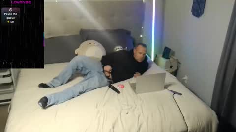 Snapshot of stella_and_mojo chatting on November 11, 9:48 pm Stella and Mojo online show from November 11, 9:48 pm