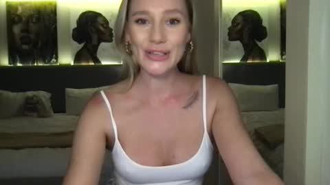 Snapshot of stella_loveu chatting on September 18, 1:57 pm Stella online show from September 18, 1:57 pm