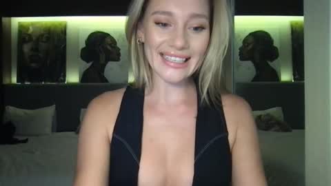 Snapshot of stella_loveu chatting on October 4, 1:53 pm Stella online show from October 4, 1:53 pm
