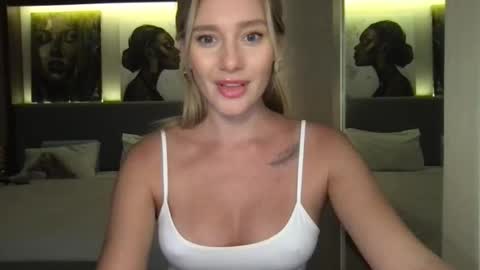 Snapshot of stella_loveu chatting on October 6, 1:19 pm Stella online show from October 6, 1:19 pm