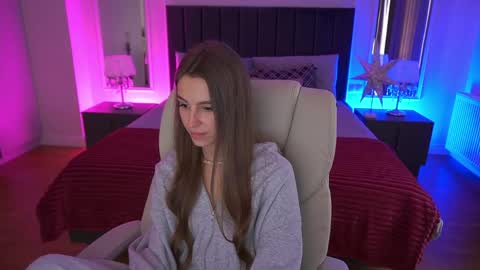 stellahoneywell online show from April 4, 6:00 am