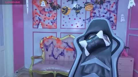 Stephania online show from October 31, 1:01 pm