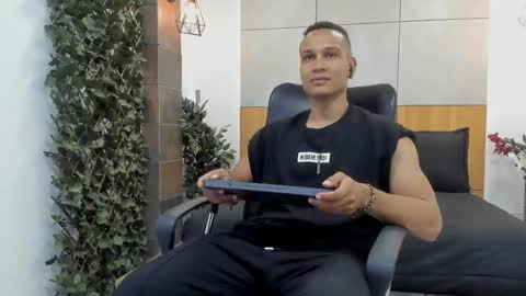 Snapshot of sterling_magnus chatting on February 20, 8:31 pm online show from February 20, 8:31 pm