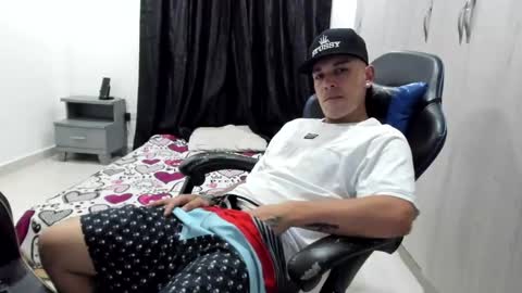 Snapshot of stiven_fox33 chatting on November 18, 2:28 am stiven_fox33 online show from November 18, 2:28 am