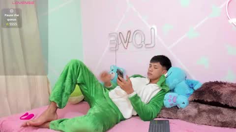 Snapshot of stiven_twinkboy chatting on February 13, 12:57 am Bryan Stiven online show from February 13, 12:57 am