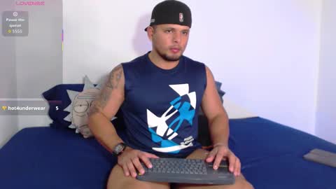 Snapshot of stone_lee_ chatting on December 4, 4:33 am Stone Lee online show from December 4, 4:33 am