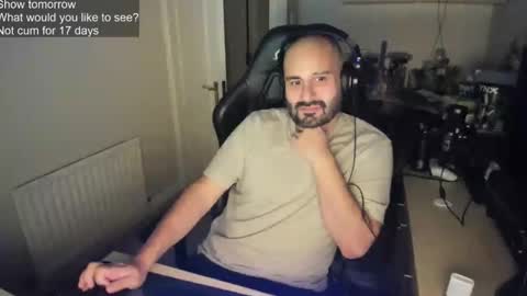 Snapshot of str8slut4use chatting on October 16, 11:39 pm str8slut4use online show from October 16, 11:39 pm
