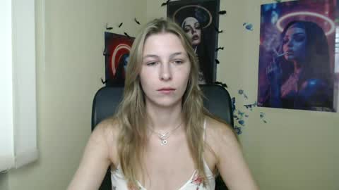 Snapshot of stranger_giirl chatting on June 23, 6:11 am Amalia online show from June 23, 6:11 am