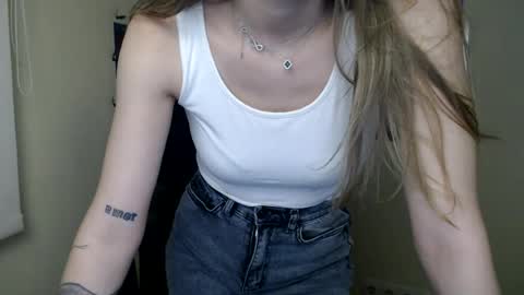 Snapshot of stranger_giirl chatting on July 28, 11:17 am Amalia online show from July 28, 11:17 am