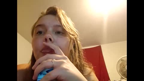 Snapshot of strawberryluv420 chatting on January 9, 6:27 am Strawberry online show from January 9, 6:27 am