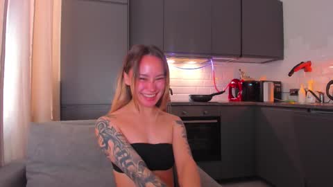 Snapshot of strawberrypie99 chatting on September 29, 1:05 pm Tati and Lola online show from September 29, 1:05 pm