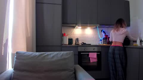 Snapshot of strawberrypie99 chatting on October 17, 9:12 am Tati and Lola online show from October 17, 9:12 am