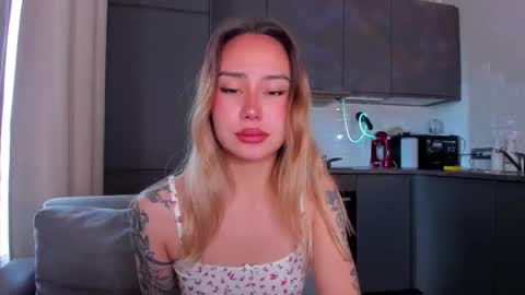 Snapshot of strawberrypie99 chatting on October 18, 10:38 am Tati and Lola online show from October 18, 10:38 am