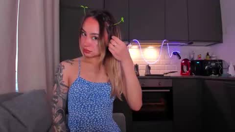 Snapshot of strawberrypie99 chatting on November 12, 12:05 pm Tati and Lola online show from November 12, 12:05 pm