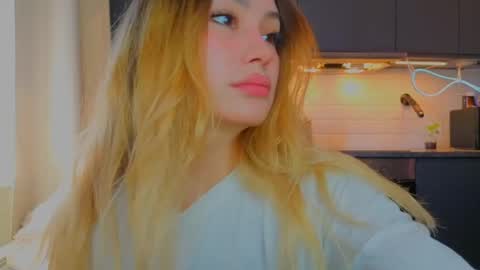 Snapshot of strawberrypie99 chatting on May 6, 9:47 am Tati and Lola online show from May 6, 9:47 am