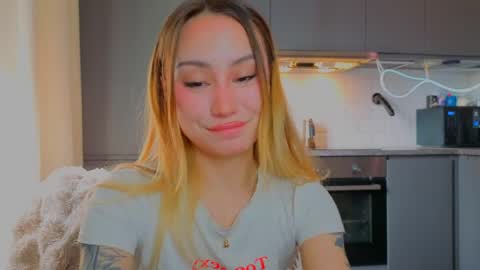 Snapshot of strawberrypie99 chatting on May 9, 12:32 pm Tati and Lola online show from May 9, 12:32 pm