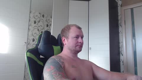 Snapshot of strongass18 chatting on December 5, 8:22 am Alex online show from December 5, 8:22 am