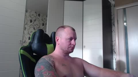 Snapshot of strongass18 chatting on December 19, 9:40 am Alex online show from December 19, 9:40 am