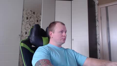 Snapshot of strongass18 chatting on January 14, 8:31 am Alex online show from January 14, 8:31 am