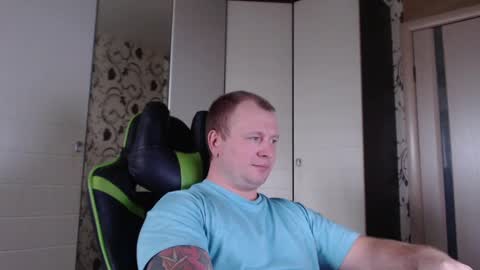 Snapshot of strongass18 chatting on January 14, 11:42 am Alex online show from January 14, 11:42 am