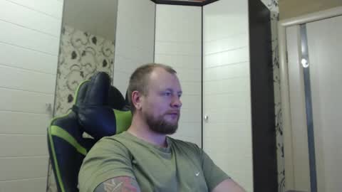 Snapshot of strongass18 chatting on October 5, 10:13 am Alex online show from October 5, 10:13 am