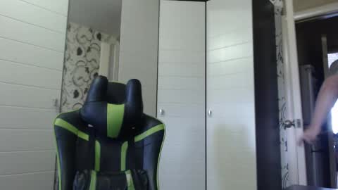 Snapshot of strongass18 chatting on October 16, 8:59 am Alex online show from October 16, 8:59 am