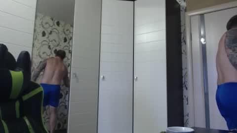 Snapshot of strongass18 chatting on November 18, 9:03 am Alex online show from November 18, 9:03 am