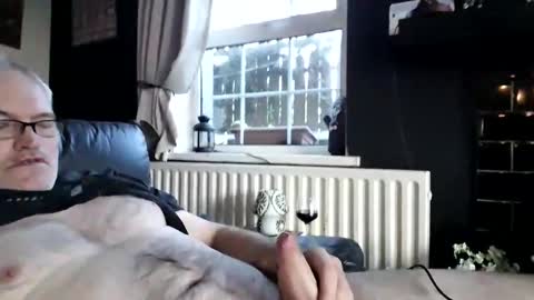 stud_1975 online show from November 2, 8:17 am