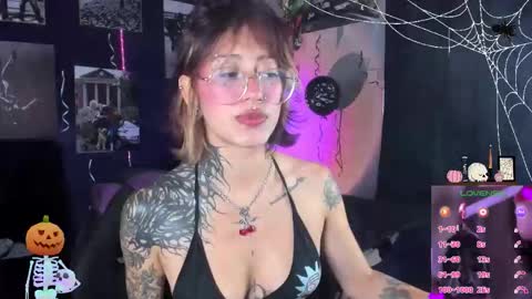 Snapshot of succubus_girl_ chatting on October 17, 3:47 pm Alexy online show from October 17, 3:47 pm
