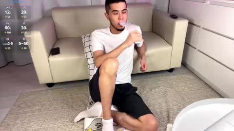 Snapshot of sue_star chatting on December 11, 12:44 pm Emmy online show from December 11, 12:44 pm