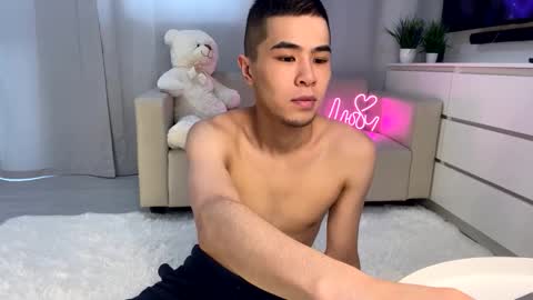 Snapshot of sue_star chatting on February 27, 9:11 am Emmy online show from February 27, 9:11 am