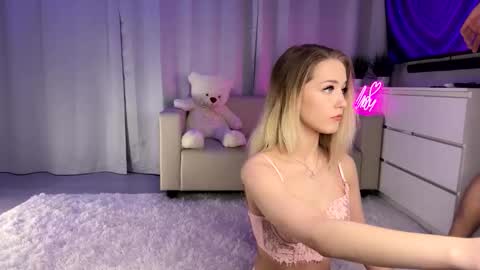 Snapshot of sue_star chatting on October 19, 11:00 am Emmy online show from October 19, 11:00 am