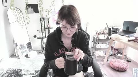 Ella online show from May 14, 11:11 pm