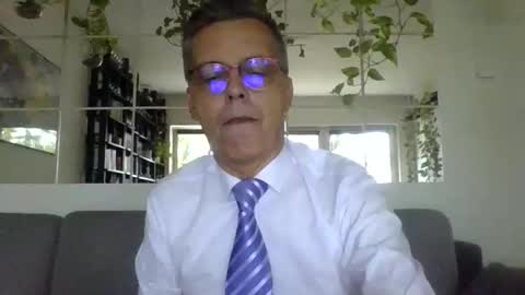 Snapshot of suit_elegant chatting on September 13, 3:23 pm Suit tie horny online show from September 13, 3:23 pm