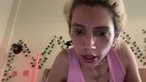 Snapshot of suki_with_the_good_coochie chatting on July 10, 12:52 pm Asian and a white online show from July 10, 12:52 pm