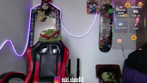 Snapshot of sukichan_ chatting on February 20, 7:14 pm Sukylee online show from February 20, 7:14 pm