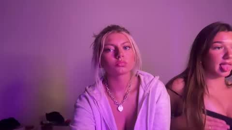 Snapshot of summerclarke2 chatting on October 2, 10:11 am summerclarke2 online show from October 2, 10:11 am