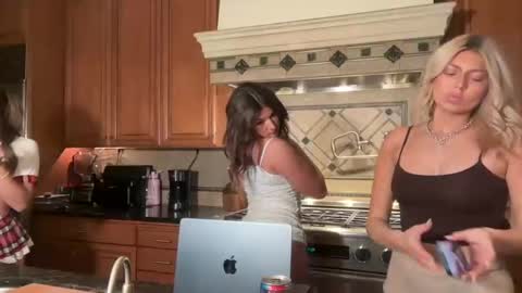 Snapshot of summerclarke2 chatting on October 7, 6:43 am summerclarke2 online show from October 7, 6:43 am