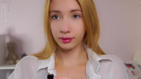 Snapshot of sunnmoonn chatting on January 18, 2:43 pm Lily online show from January 18, 2:43 pm