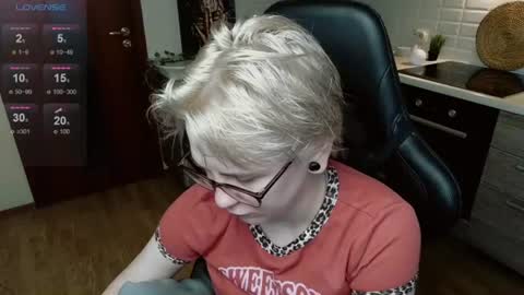 Snapshot of sunny_mood chatting on June 27, 6:07 am sunny mood online show from June 27, 6:07 am