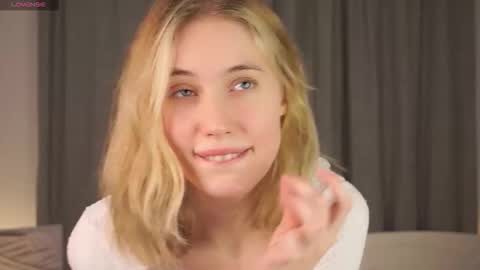 Snapshot of sunnybish chatting on October 4, 10:41 pm Keeley online show from October 4, 10:41 pm