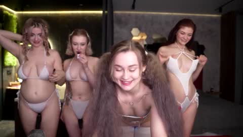 Snapshot of sunnyfia chatting on November 4, 1:27 am Fia - TG - Mia - Alice - online show from November 4, 1:27 am