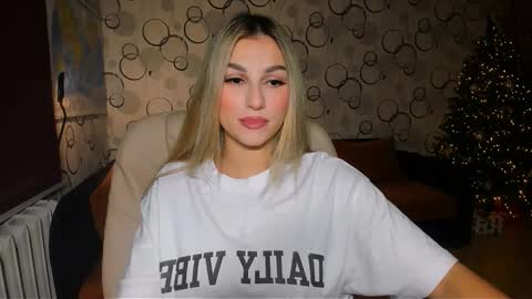 Snapshot of sunsetwithava chatting on December 18, 4:35 pm sunsetwithava online show from December 18, 4:35 pm