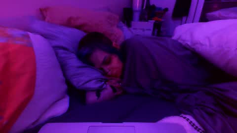 Snapshot of sunshine_mk3 chatting on September 10, 2:22 am UNH1N3 online show from September 10, 2:22 am