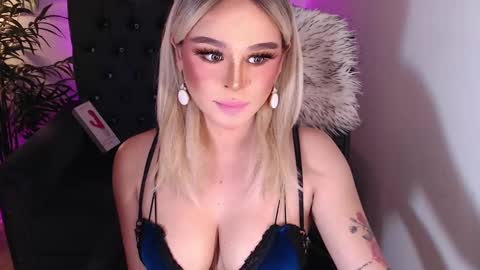 Snapshot of superh0tangelxx chatting on December 11, 5:00 am CARMINA online show from December 11, 5:00 am