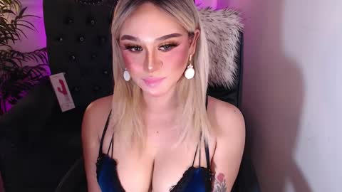 Snapshot of superh0tangelxx chatting on December 12, 12:38 am CARMINA online show from December 12, 12:38 am