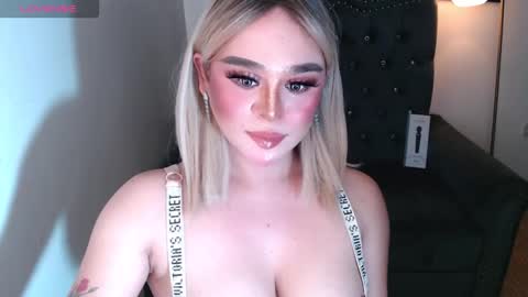 Snapshot of superh0tangelxx chatting on October 15, 2:33 am CARMINA online show from October 15, 2:33 am